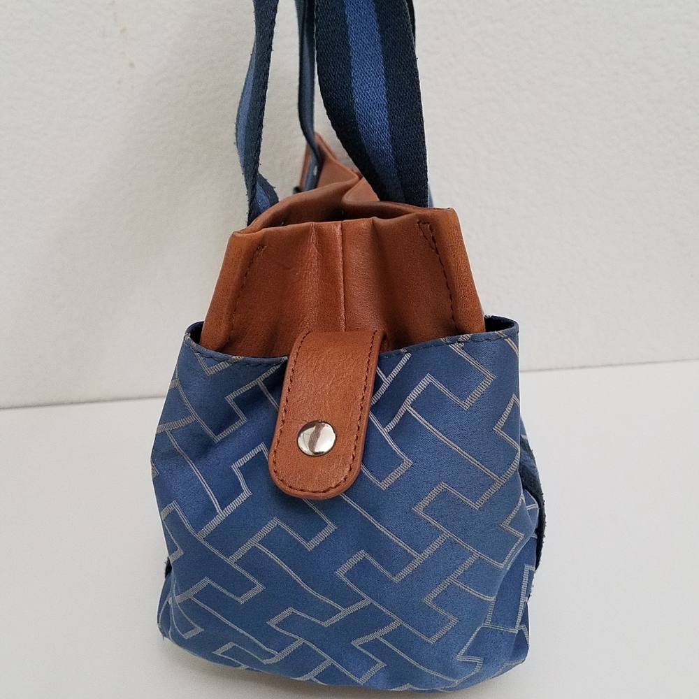 SALE! $10 Tommy Hilfiger American Classics Handbag - Picture 4 of 16